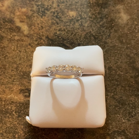 Moissanite .96ctw round Platineve ring size 6 - Picture 2 of 2